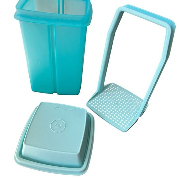 Tupperware pickle keeper, with pull up strainer - Picture 1 of 3